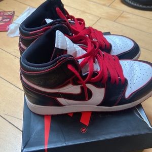 Jordan 1 retro OG (gS) black/red/white .
